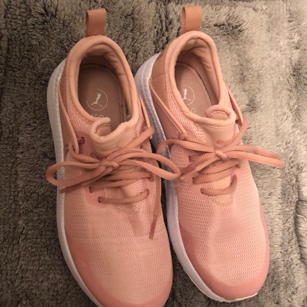 Women’s pink Pumas